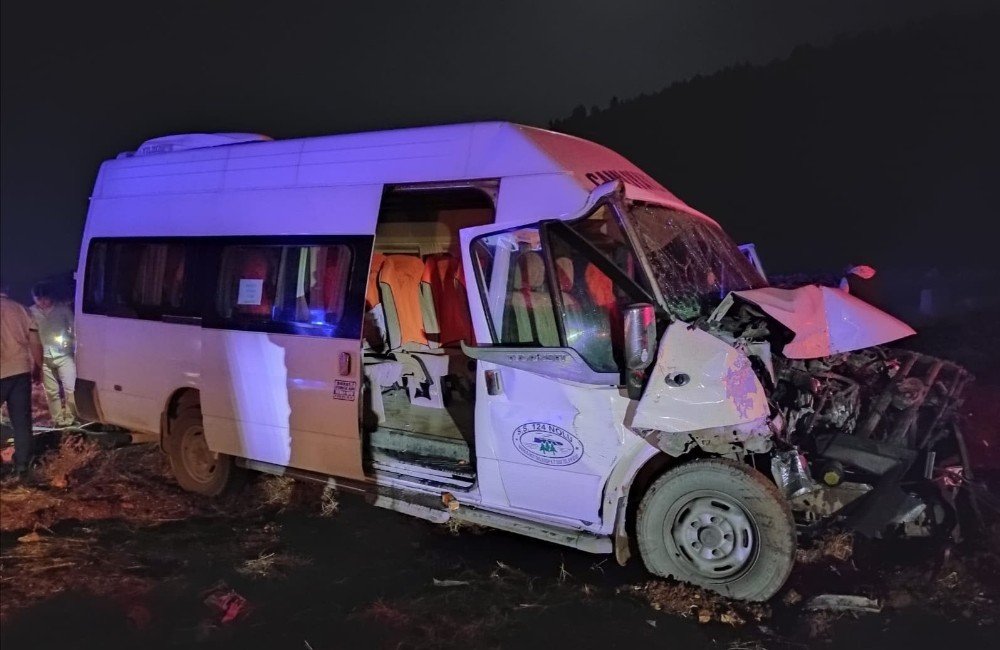 Yolcu minibüsü traktörle çarpıştı! 1'i ağır 8 yaralı