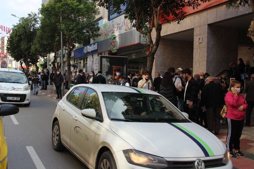 Şiddetli depremle Manisalılar sokağa fırladı