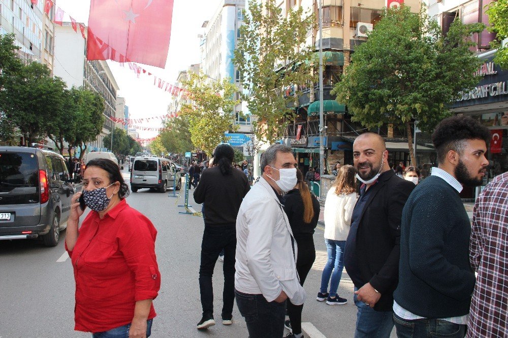 Şiddetli depremle Manisalılar sokağa fırladı