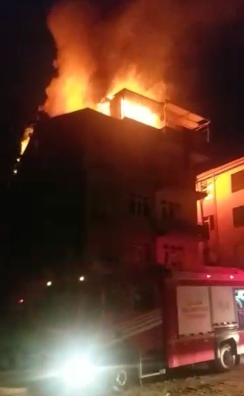 Aynı anda çıkan 2 farklı yangın söndürüldü
