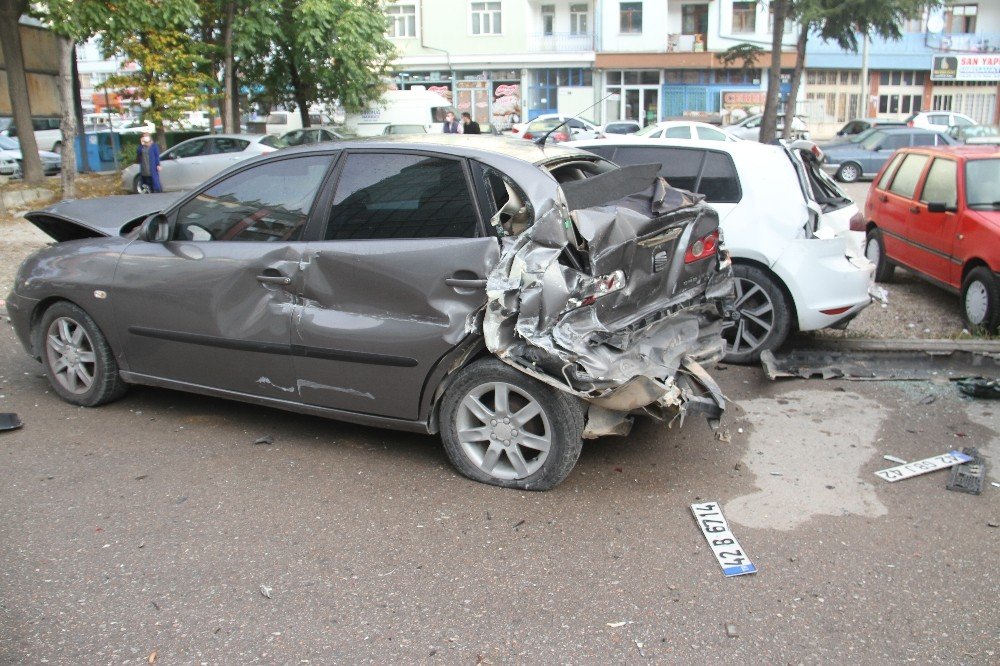 Konya'da kaza yapan servis midibüsü 7 araca daha çarptı