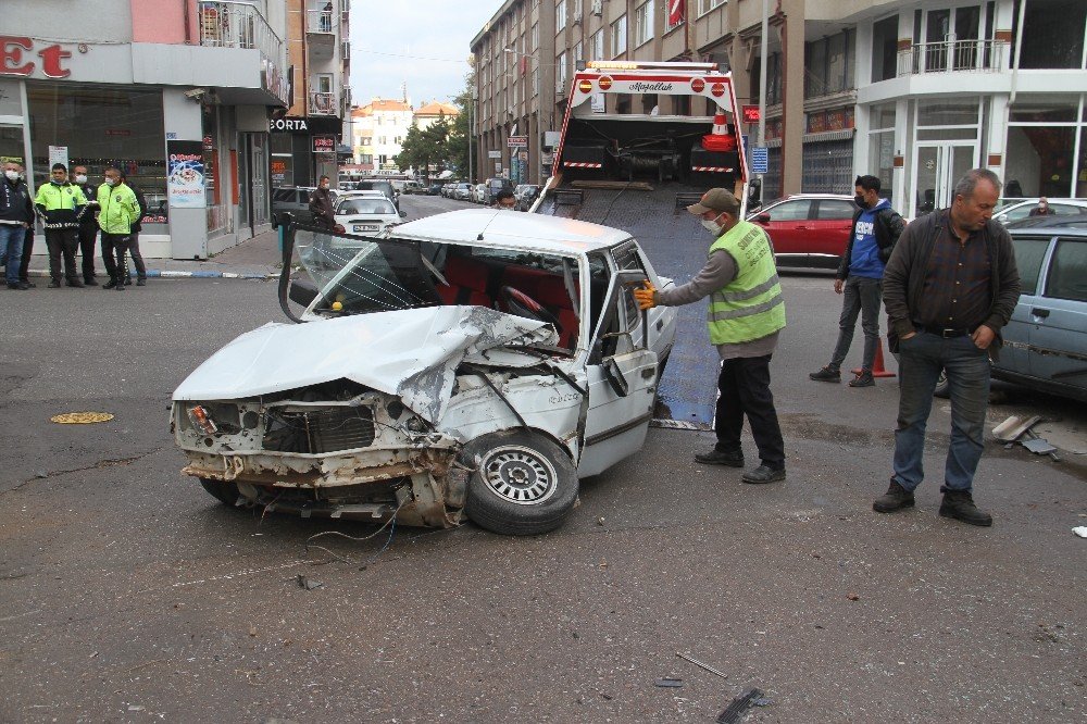 Konya'da kaza yapan servis midibüsü 7 araca daha çarptı