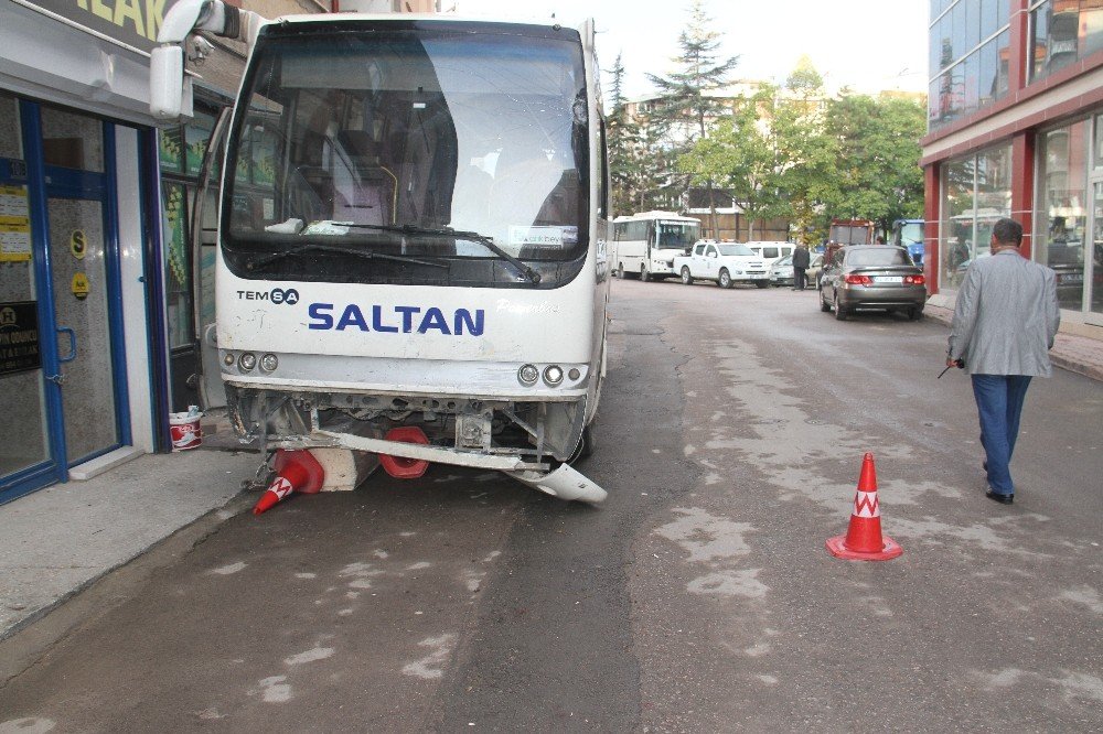 Konya'da kaza yapan servis midibüsü 7 araca daha çarptı