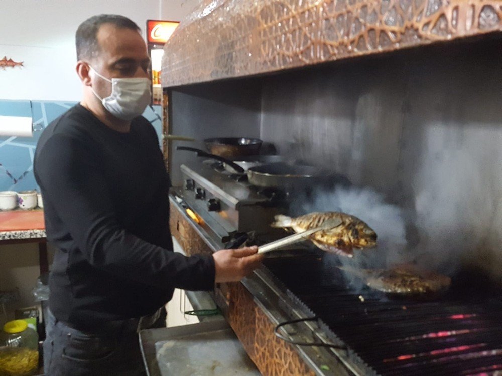 Konya'da müşterisinin nefesi borusuna balık kaçan lokanta sahibi anında müdahale etti
