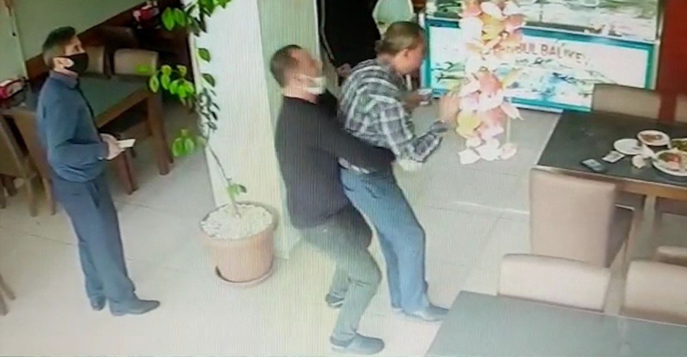 Konya'da müşterisinin nefesi borusuna balık kaçan lokanta sahibi anında müdahale etti