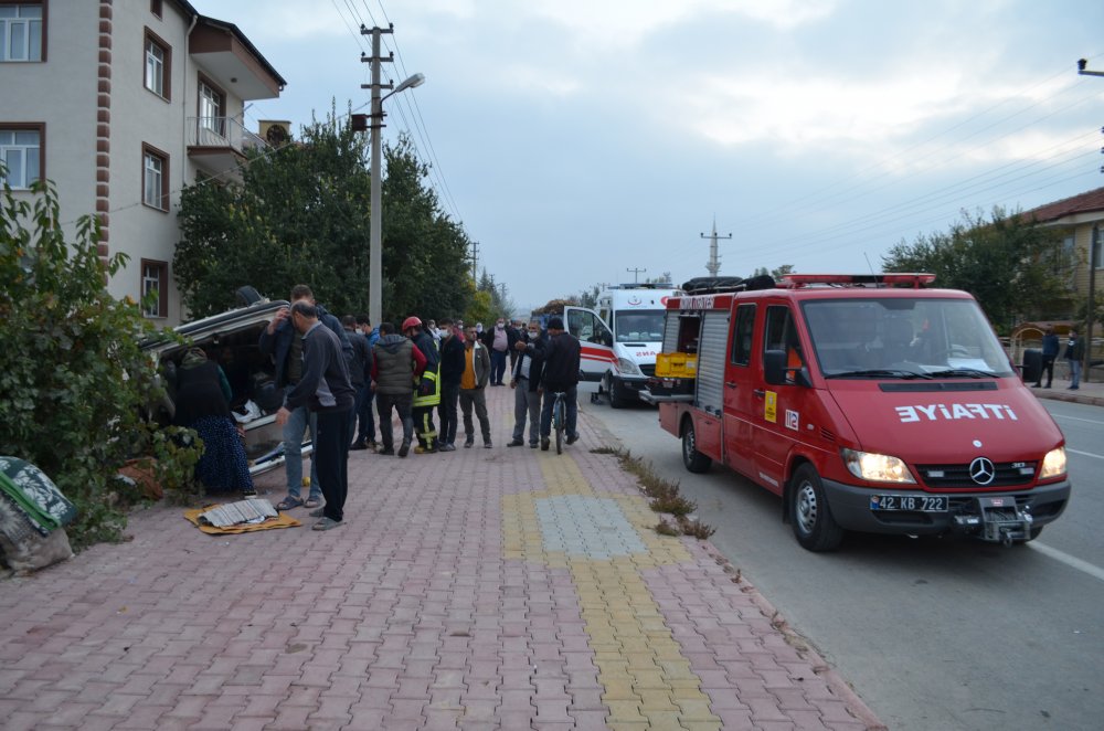 Konya�da traktörle çarpışan otomobil ters döndü! 2 yaralı