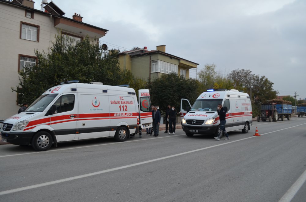 Konya�da traktörle çarpışan otomobil ters döndü! 2 yaralı