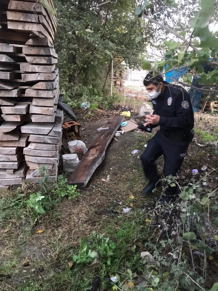 Yağmurdan kaçarken başına kereste düştü