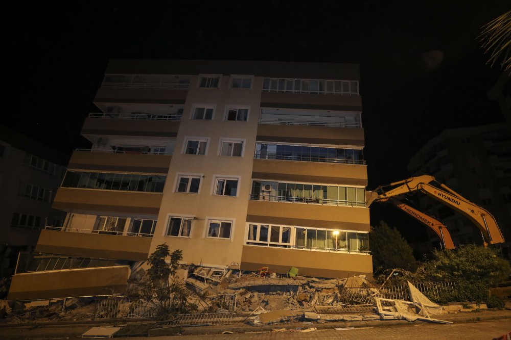 Bakan Kurum enkazlardaki çalışmaları inceledi
