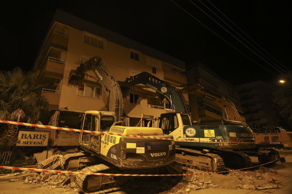 Bakan Kurum enkazlardaki çalışmaları inceledi