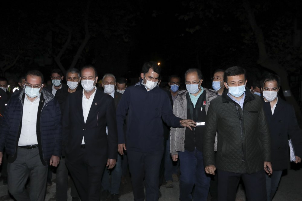 Bakan Kurum enkazlardaki çalışmaları inceledi