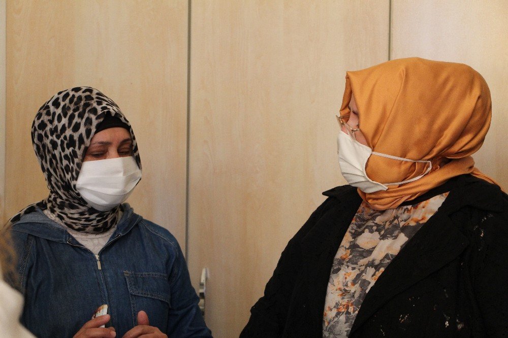 Bakan Selçuk depremzedeleri ziyaret etti