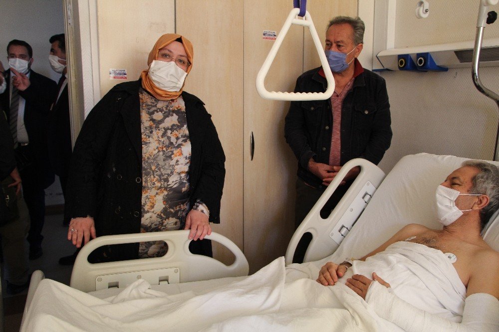 Bakan Selçuk depremzedeleri ziyaret etti