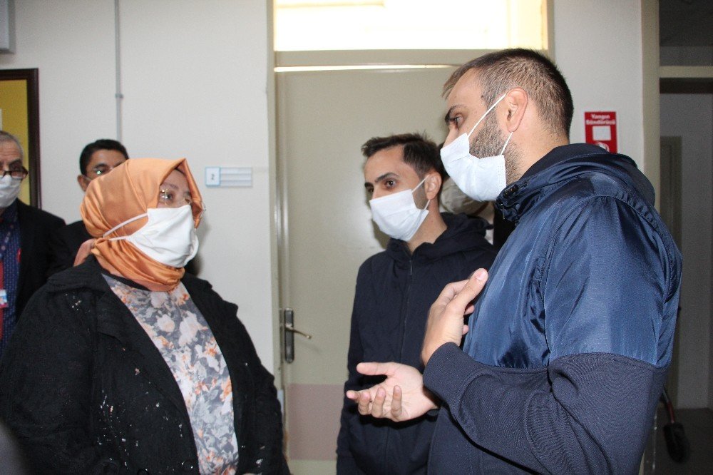 Bakan Selçuk depremzedeleri ziyaret etti