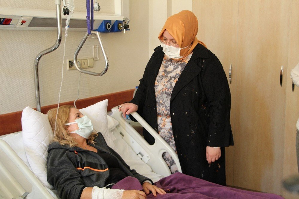 Bakan Selçuk depremzedeleri ziyaret etti