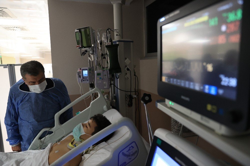 Bakanı Koca İzmir'de! Depremin simgesi İnci’yi ziyaret etti