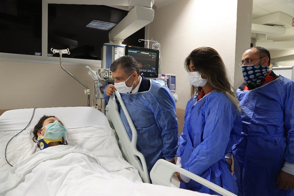 Bakanı Koca İzmir'de! Depremin simgesi İnci’yi ziyaret etti