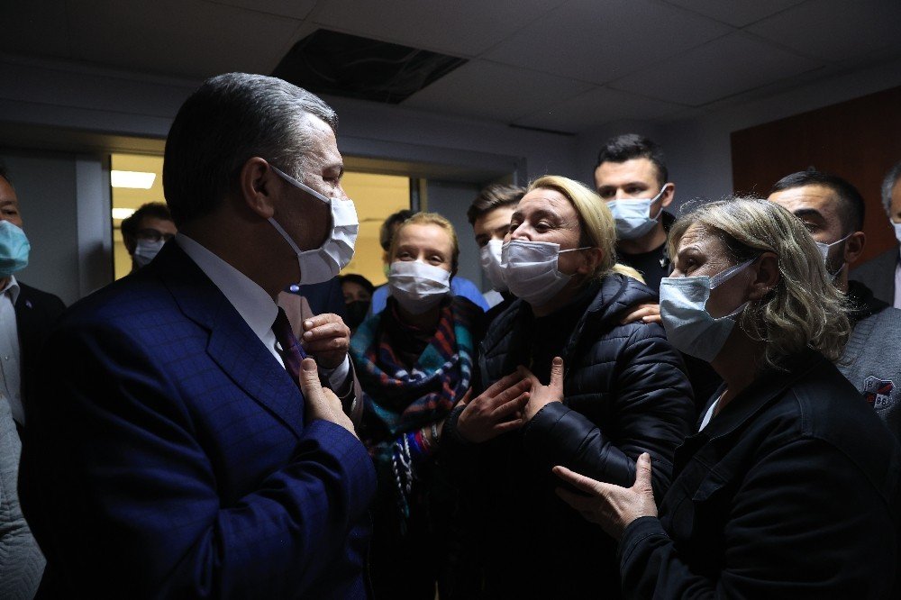 Bakanı Koca İzmir'de! Depremin simgesi İnci’yi ziyaret etti