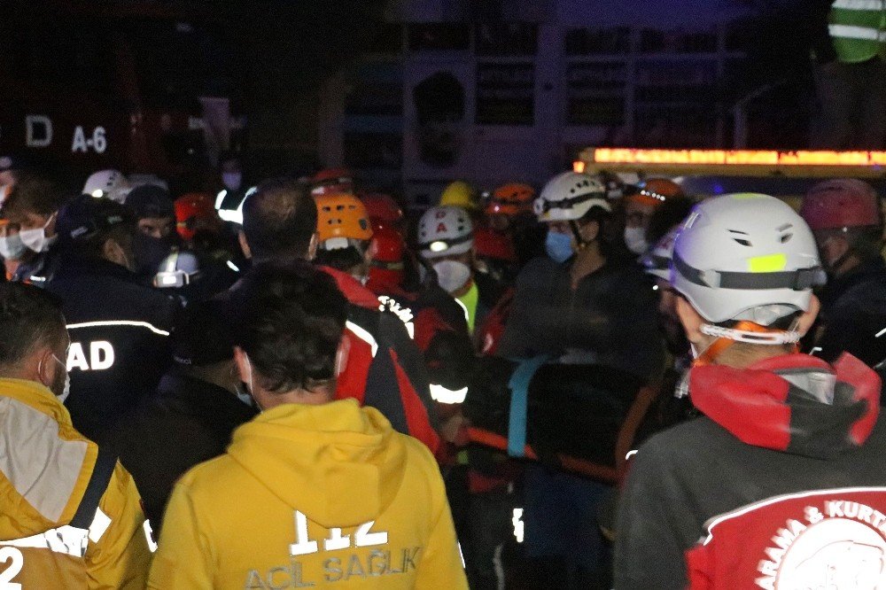 Depremde yıkılan Yağcıoğlu apartmanı enkazından cansız kadın bedeni çıkarıldı