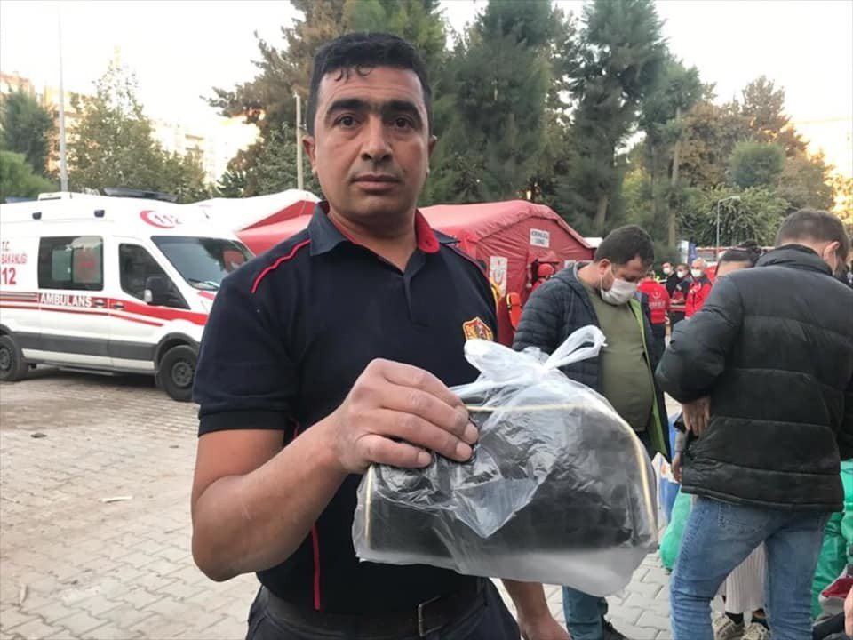 Enkazda bulduğu altınları polise teslim etti