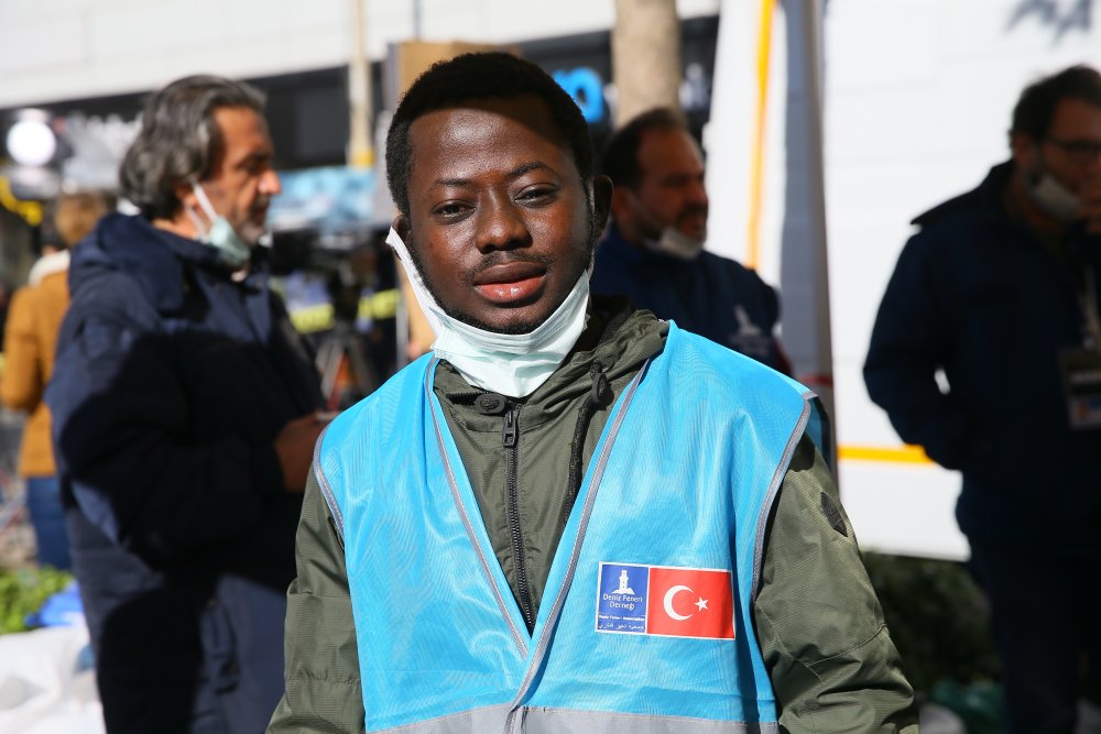 Fildişili Sahili'nden gelen Ali İzmir'de yardım gönüllüsü oldu