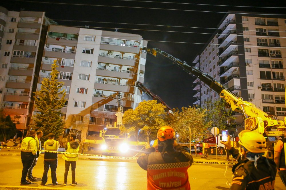 İş makineleriyle desteklenen binada yıkım başladı