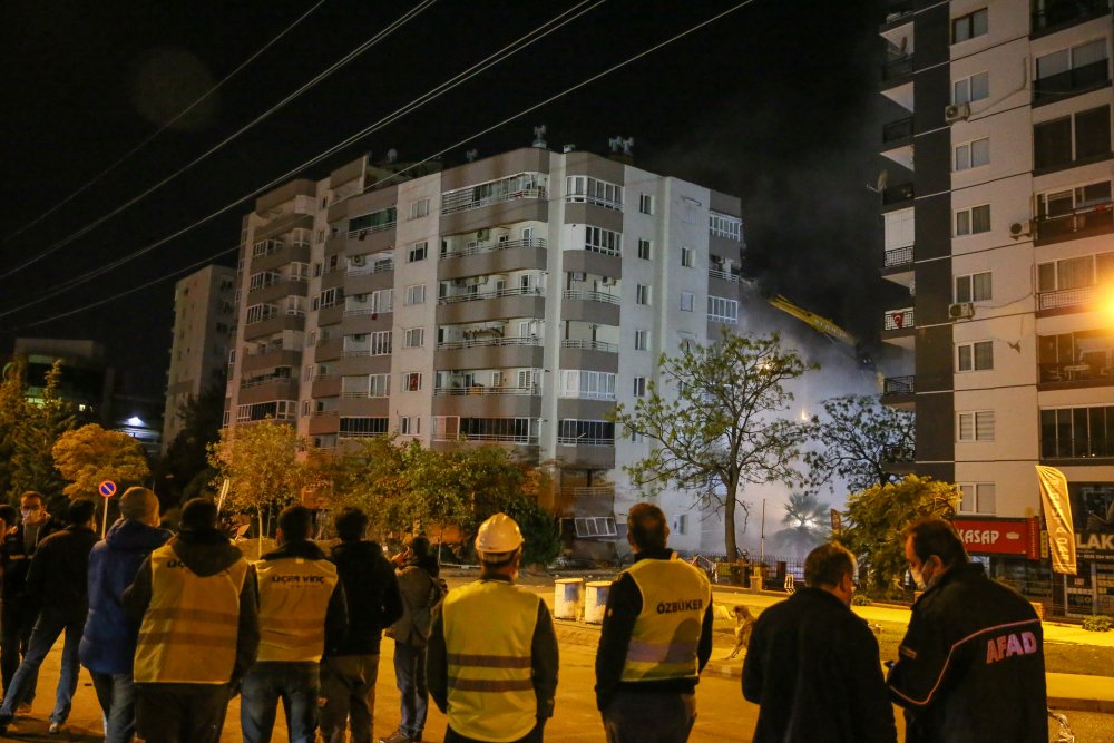 İş makineleriyle desteklenen binada yıkım başladı