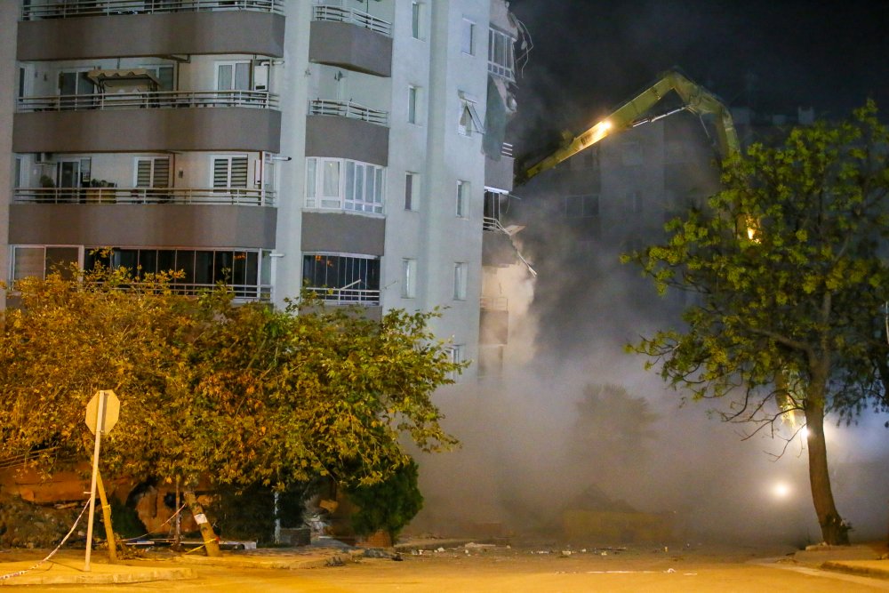 İş makineleriyle desteklenen binada yıkım başladı