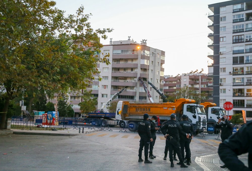 İş makineleriyle desteklenen binada yıkım başladı