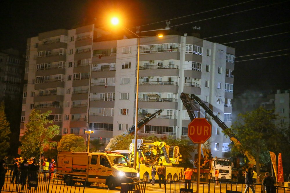 İş makineleriyle desteklenen binada yıkım başladı