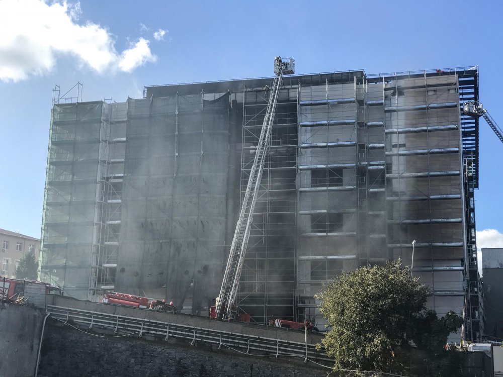 İstanbul Tıp Fakültesi içindeki inşaattaki yangın kontrol altına alındı