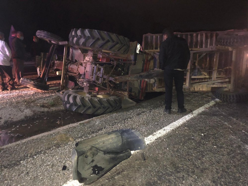 Otomobil traktör römorkuna çarptı! 1 ölü 2 yaralı