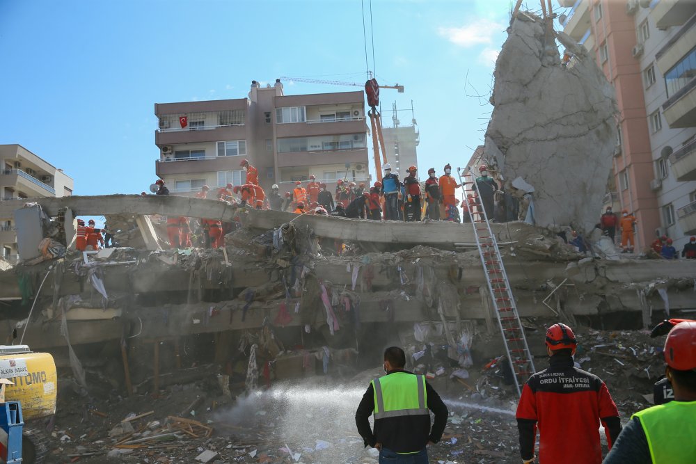 Sağlık Bakanı Koca deprem bölgesinde