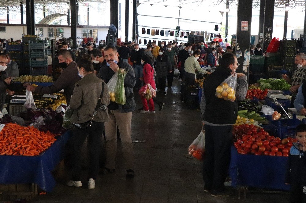 Semt pazarlarında ürküten görüntü! Kovid tedbirleri hiçe sayılıyor