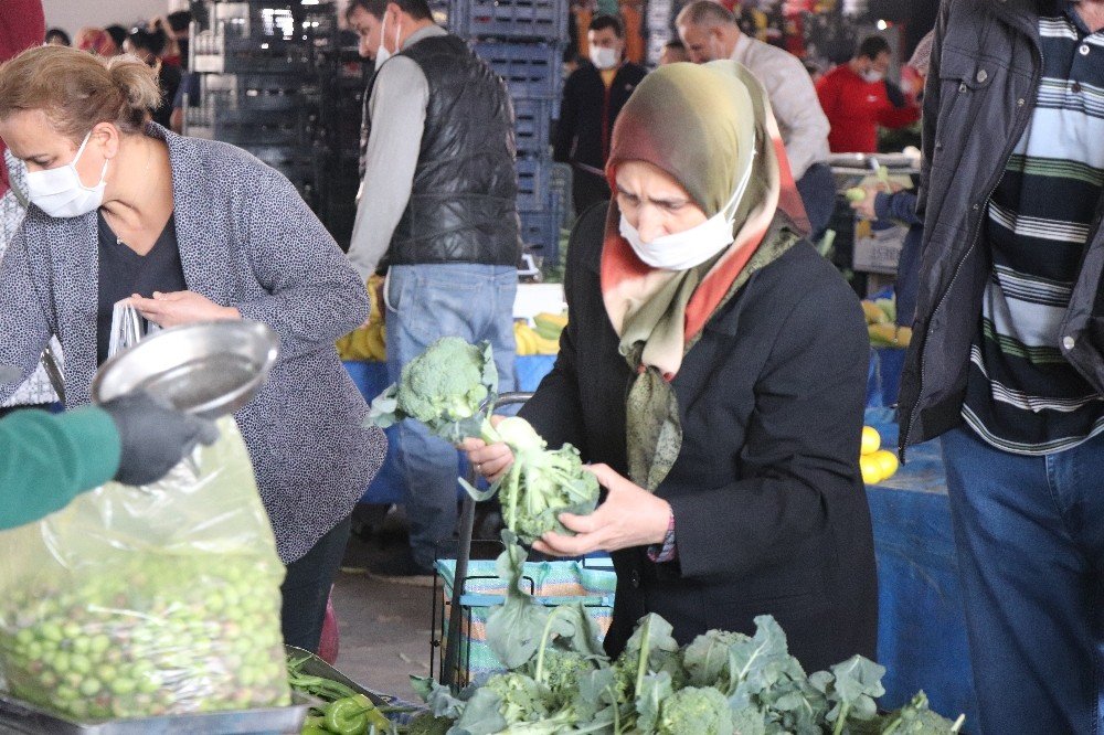 Semt pazarlarında ürküten görüntü! Kovid tedbirleri hiçe sayılıyor