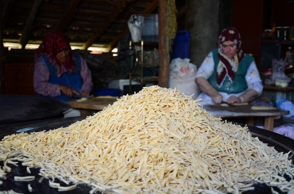 Antalya'da kış öncesi hazırlıklar tam gaz! Tek tek kestiler