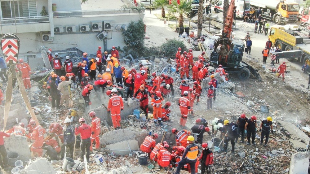 Enkaz altında kalan 16 yaşındaki ikizlerin cansız bedenlerine ulaşıldı