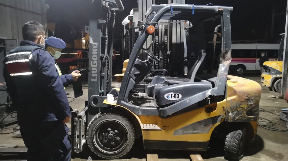 Tır forklift işçi servisi ve minibüse çarpıp yüksek gerilim hattı direğinde durdu