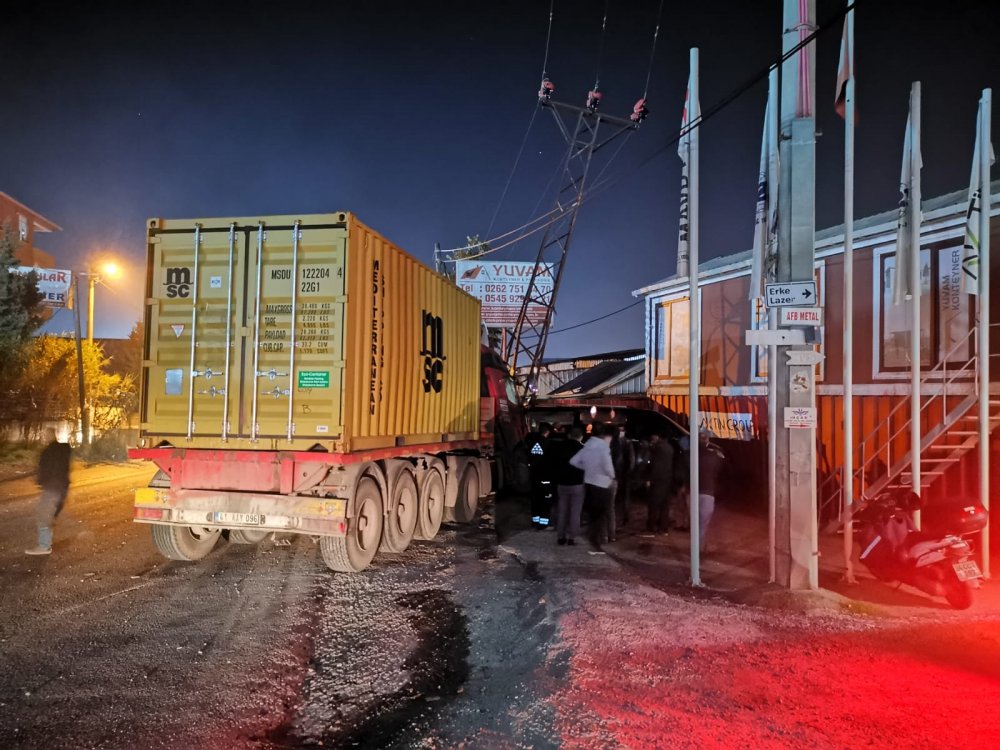 Tır forklift işçi servisi ve minibüse çarpıp yüksek gerilim hattı direğinde durdu
