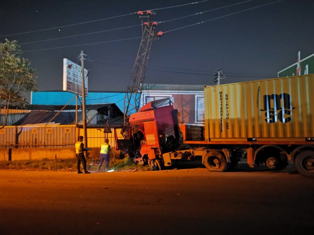 Tır forklift işçi servisi ve minibüse çarpıp yüksek gerilim hattı direğinde durdu