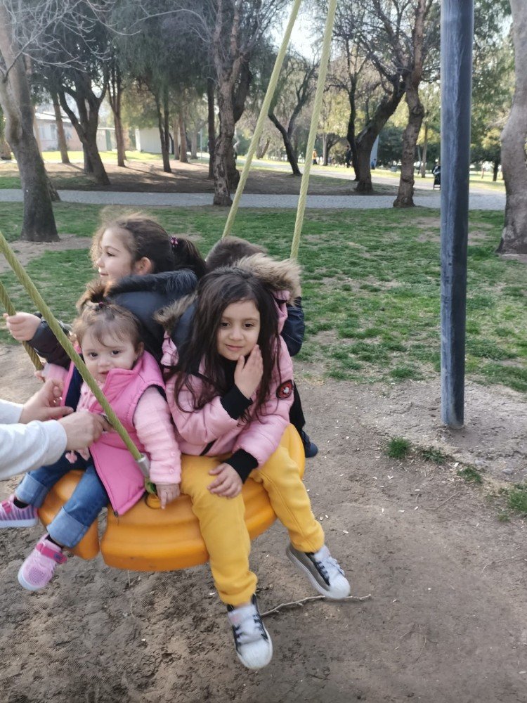 Biri emanet 4 çocukla enkaz altında kalan anne yaşadıklarını anlattı