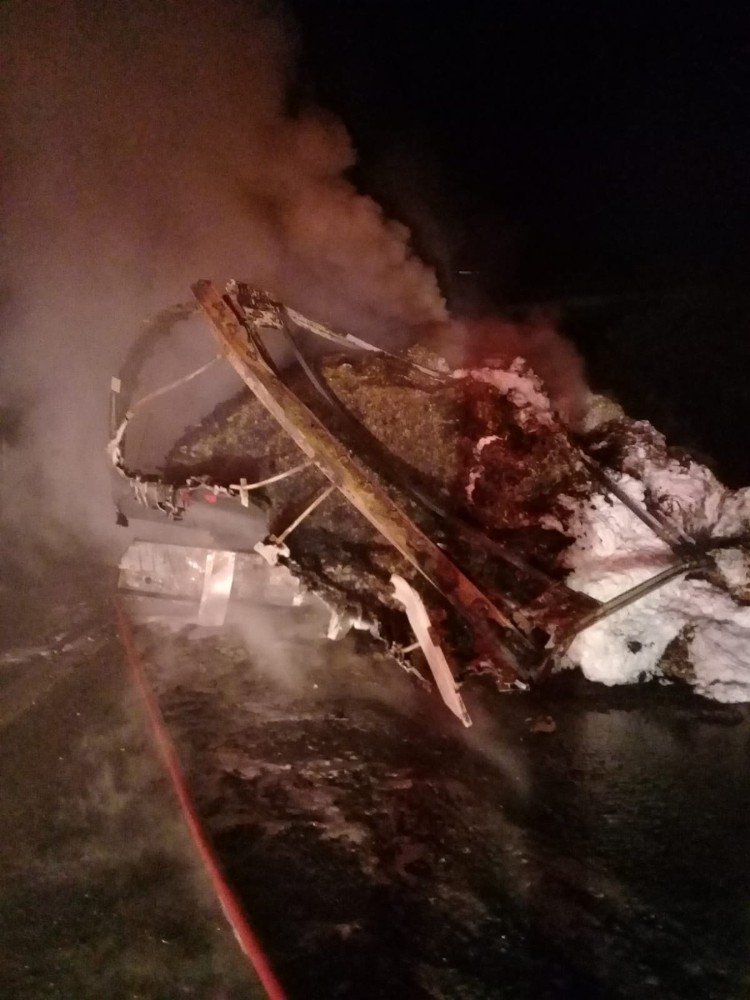 Elyaf yüklü tır alev alev yandı