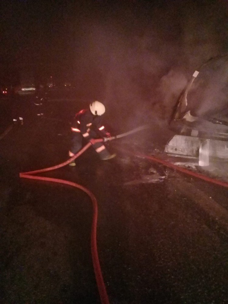 Elyaf yüklü tır alev alev yandı