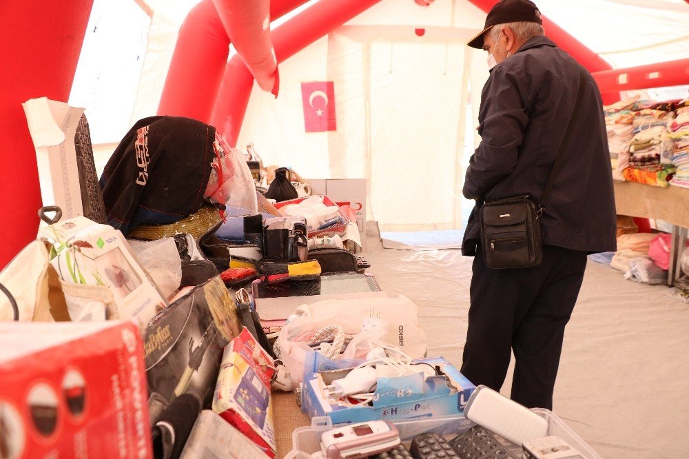 Enkazdan çıkan eşyalarını gören depremzedeler gözyaşlarını tutamadı