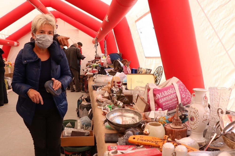 Enkazdan çıkan eşyalarını gören depremzedeler gözyaşlarını tutamadı