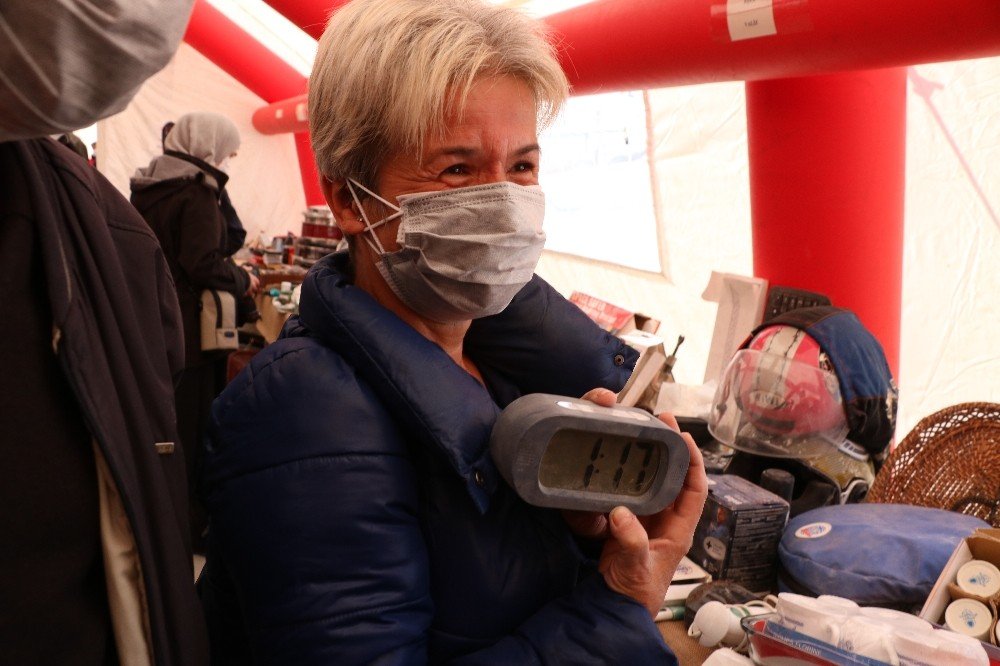 Enkazdan çıkan eşyalarını gören depremzedeler gözyaşlarını tutamadı
