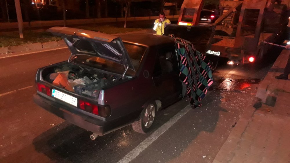 İş makinesi yüklü tıra arkadan çarpan otomobilde 1 ölü 1 yaralı