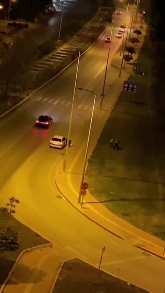 Bu da kadın şiddeti! Tartıştığı erkeği yere yatırıp tekmeledi