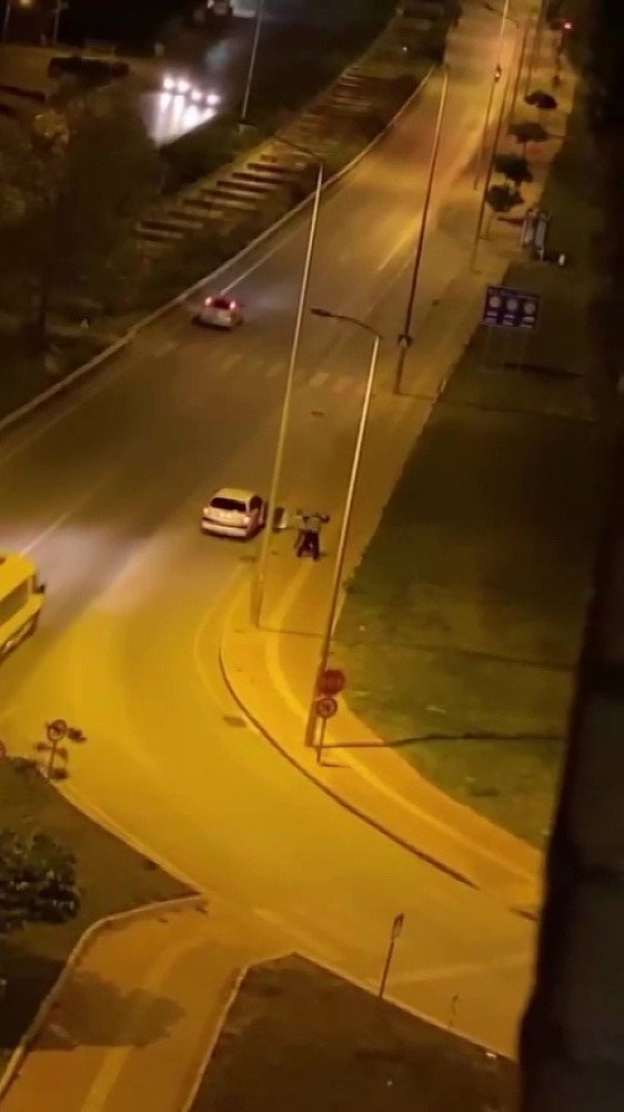 Bu da kadın şiddeti! Tartıştığı erkeği yere yatırıp tekmeledi