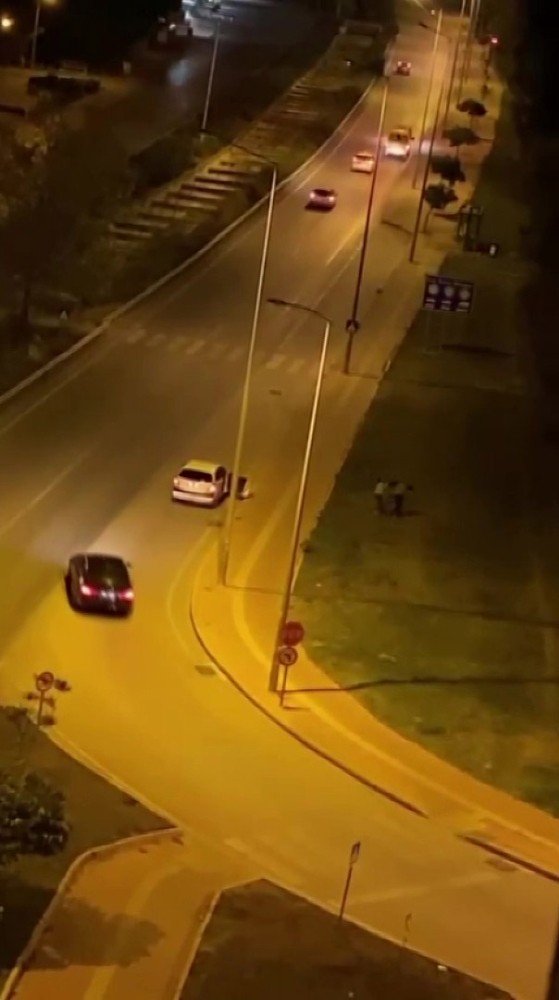 Bu da kadın şiddeti! Tartıştığı erkeği yere yatırıp tekmeledi